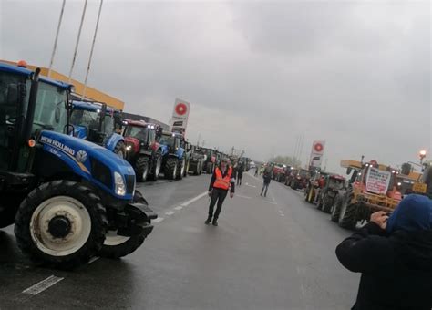 Video Fermierii Din Banat In Mars Cu Tractoarele Catre Autostrada