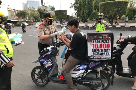 Tekan Penularan Covid Satlantas Polrestabes Semarang Bagikan