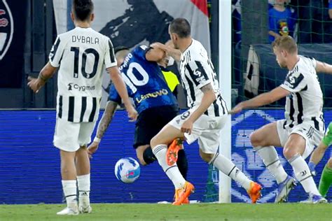 Lautaro Aggancia Bonucci De Ligt Abbatte De Vrij Moviola Rovente In