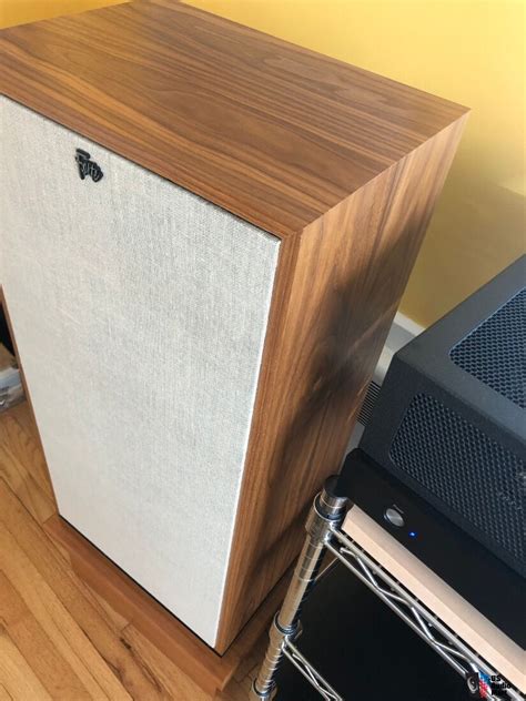 Perfect Almost Brand New Klipsch Forte III In Walnut With Lambswool