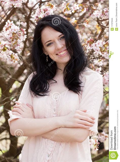 Estilo De Vida E Conceito Dos Povos Sorriso Feliz Da Jovem Mulher Foto