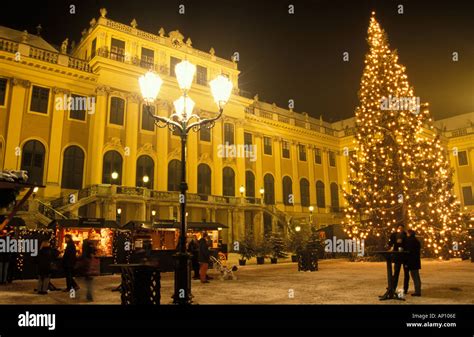 Christmas market at Schönbrunn castle Stock Photo - Alamy