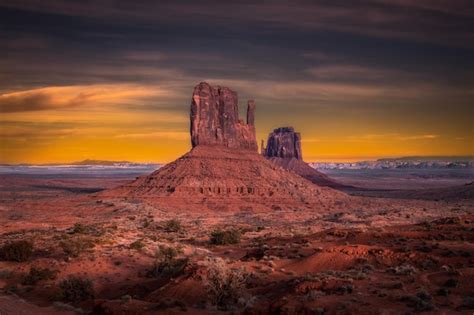 Premium Photo | Beautiful shot of the Monument Valley at sunset