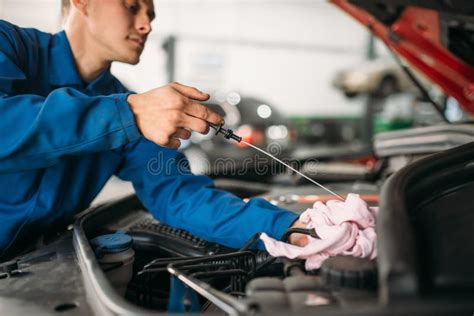 El T Cnico De Sexo Masculino Trabaja Con El Motor De Coche Imagen De