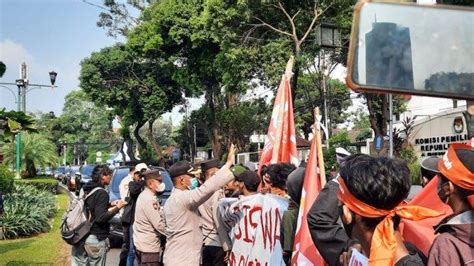 Massa Aksi Demo LMID Blokade Jalan Di Depan Kantor KPU RI Sempat Bikin