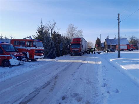 Wypadek W Kr Lach Du Ych Zderzenie Samochodu Ci Arowego I Osobowego