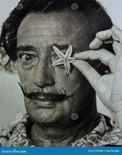 Salvador Dali Jouant Avec Une Toile De Mer Image Stock Ditorial