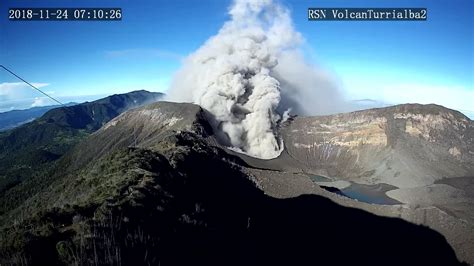 Volc N Turrialba Lanz Fragmentos De Roca En Alrededores Del Cr Ter