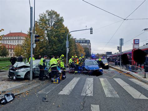 U Nehody Esti Vozidel Zasahovali Hasi I Na Palack Ho N M St V Praze