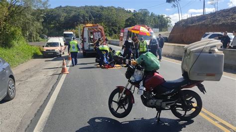 Motociclista fica gravemente ferido após colisão caminhão na BR 470