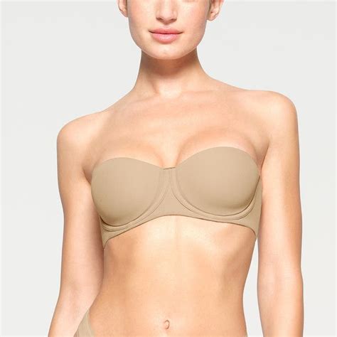 11 Best Strapless Bras For Small Chests Starting From 28a