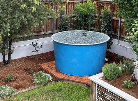 Pebble Look Tug Plunge Pool Polyworld