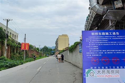 大邑北小西区旁的鞍桥东路改造前路面现状大邑城事 大邑房产网大邑淘房网