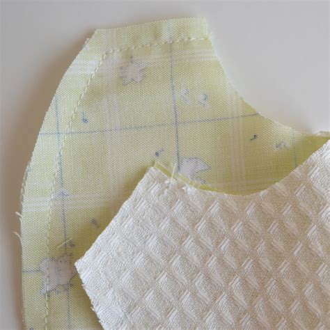 Gee's Projects: Baby's Bibs- free pattern