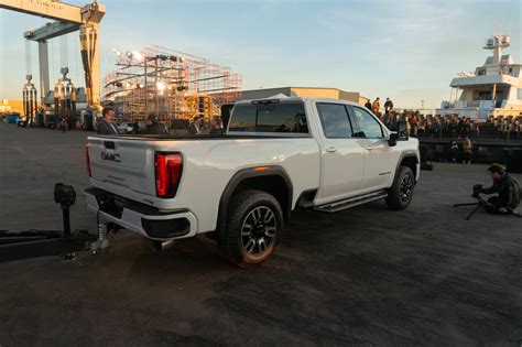 2020 GMC Sierra HD revealed with new camera tech, off-road AT4 model - CNET