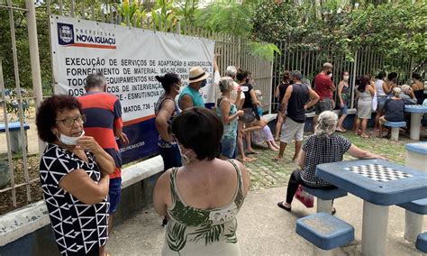 Idosos esperam por até três horas na fila para a vacinação em Nova