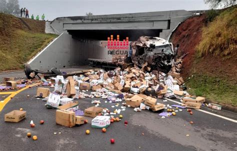 Caminh O Frutas Cai De Ponte Em Rodovia De Santa Cruz Do Rio Pardo