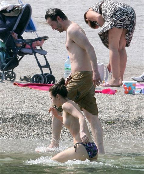 Keanu Reeves Girlfriend China Chow Showed Nude Tits At The Beach