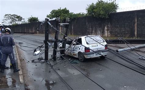 Poste Cai Em Cima De Carro Em Salvador E Motorista Sai Ileso De