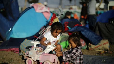 Hunderte Migranten stürmen Grenzzaun in Tijuana