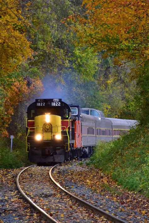 12 Best Fall Foliage Train Rides 2023 - Leaf Peeping Train Tours