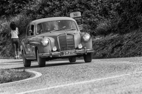 Mercedes Benz A Over Een Oude Raceauto In Rally Mille Miglia