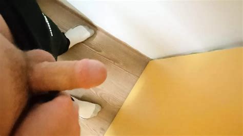 Un Gay Giovane Ma Molto Bello Con Un Cazzo Paffuto Sta Giocando Con Lui Mentre La Sua Matrigna