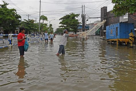 Nevrijeme U Indoneziji U Toku Evakuacija Stanovni Tva Zbog Poplava I