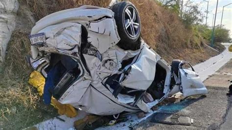 Pareja De Guanajuato Sufre Aparatoso Accidente En La Carretera