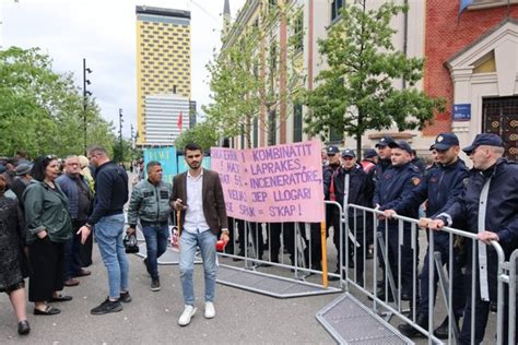 Nis protesta kundër Veliajt para bashkisë së Tiranës E TJERA