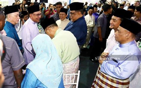 Malaysians Must Know The Truth Anwar Breaks Fast With Cabinet Members