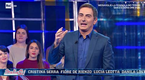 Marco Liorni Commosso Abbraccia In Tv La Maestra Che Ha Salvato La