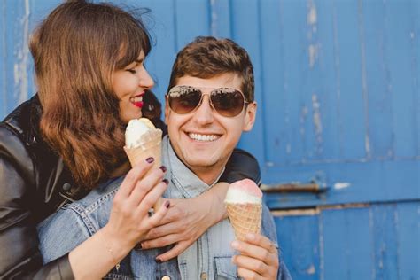 Un hombre y una mujer están comiendo helado Foto Premium