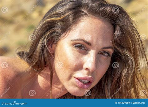 Mooi Brunette Bikini Model Ontspannen Op Het Strand Stock Afbeelding Image Of Buiten Modern