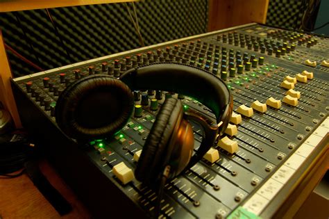 Mixing Live Sound An Application Guide For The Audio Technician 2