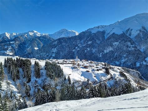 Blick Hinunter Zum Sch Nen Lugnezer Dorf Lumbrein Fotos Hikr Org