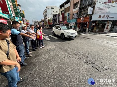 霧峰市區段路面破損影響行車安全 議員林碧秀邀集建設局與里長現勘解決