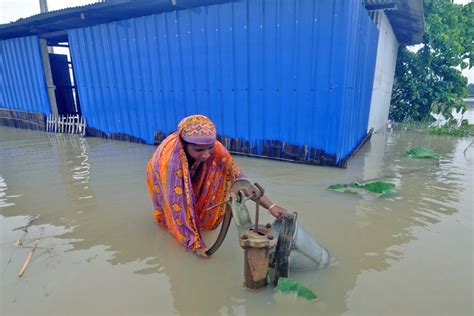 Flood Hits 25 Of 33 Districts In Assam And 24 People Died असम में बाढ़