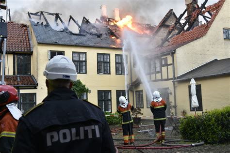 Brandmænd så lynet slå ned Kæmpebrand ødelægger to historiske