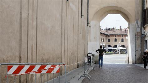 Cadono Calcinacci Transenne Protettive Sul Fianco Del Duomo La