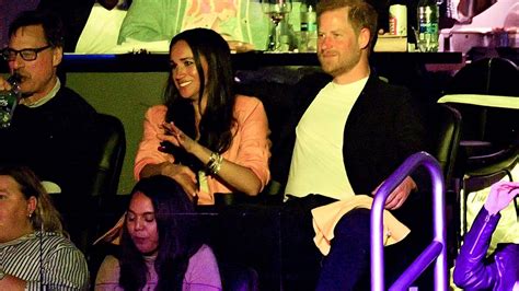 Meghan Markle en dónde puedes conseguir su traje rosa HOLA