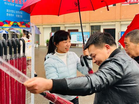 暖心！风雨中，老师们用伞撑起一道“爱心走廊” 科教 长沙晚报网