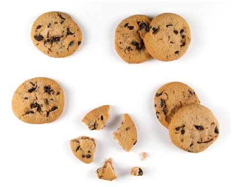 Galletas Con Trozos De Chocolate Sobre Un Fondo Blanco Foto Premium