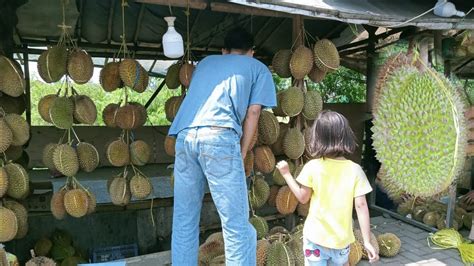 Makan Duren Di Pinggir Jalan Youtube