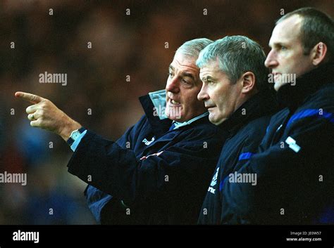 WALTER SMITH & ARCHIE KNOX EVERTON FC MANAGER 26 September 2000 Stock Photo - Alamy