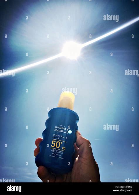 Sonnencreme 50 Faktor Sun Creme In Der Hand Gegen Den Sonnigen Himmel