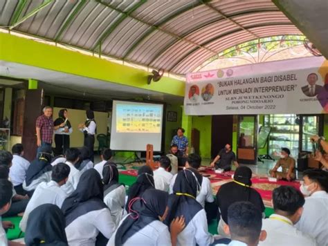 Asosiasi Persepatuan Jatim Beri Pelatihan Menjahit Untuk Kaum Difabel