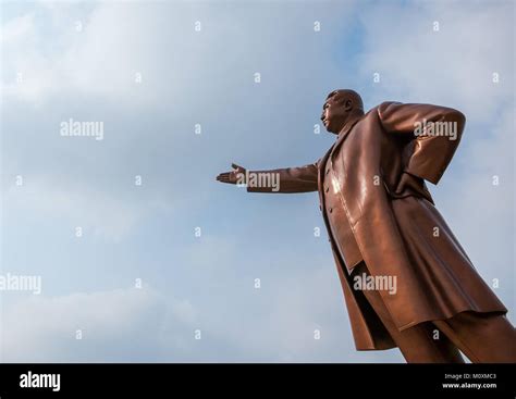 Kim Il-sung statue in Mansudae monument, Pyongan Province, Pyongyang ...