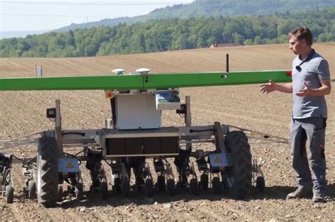 Robot FarmDroid do siewu i pielenia roślin