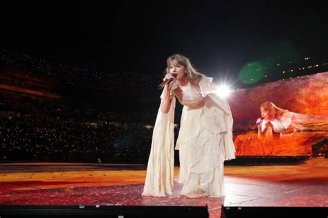 Taylor Swift Dives Headfirst Into Gap In Stage Fans Freak